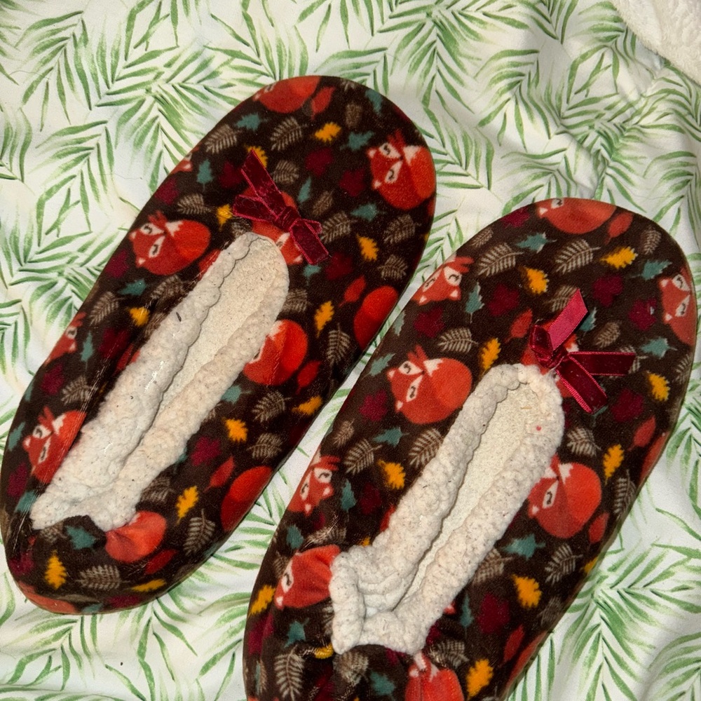 Cozy Casual Women's Slippers - Multicolor Autumn Leaves